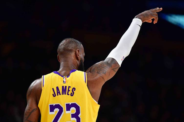 现在哪里还能买到这件拜仁125周年啤酒节正版球衣？（拜仁125周年啤酒节正品球衣现在还能在哪里入手？）