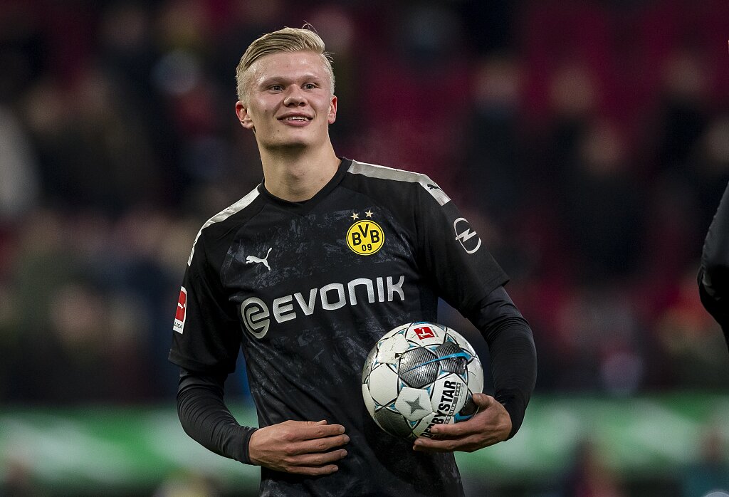 凯恩回应与巴萨传闻：我没和任何人接触，现在在拜仁很开心（凯恩澄清巴萨传闻：未与任何人接触，目前在拜仁很开心）