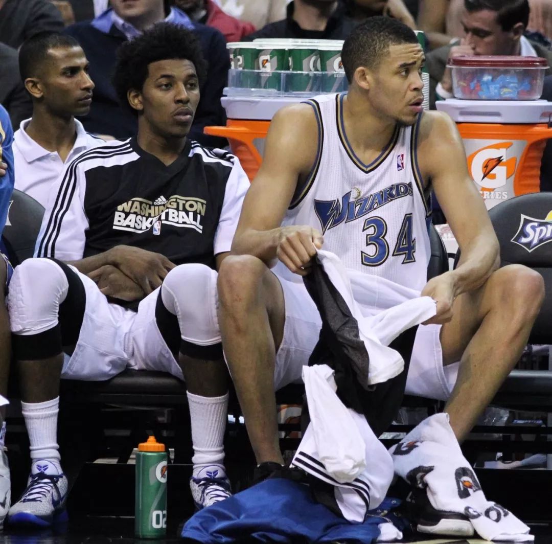 泰州队“苏超”冠军奖杯开启全市巡展，第一站在海陵老街（泰州队“苏超”冠军杯全市巡展启动，首站海陵老街）