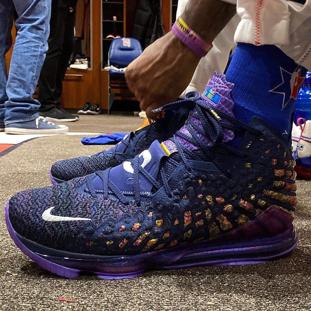 里夫斯成湖人队史第七位单场至少40+10助的球员（里夫斯成为湖人史上第七位单场砍下40分并送出10次助攻的球员）