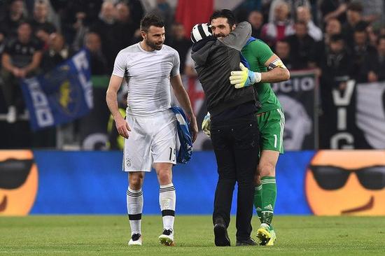 维尼修斯庆祝当选年度最佳球员 把World拼成word（维尼修斯加冕年度最佳球员 庆祝时将“World”误写为“word”）